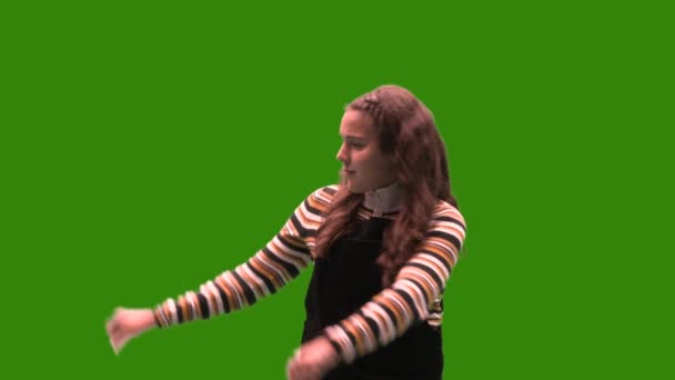 绿色屏幕上的青少年模特儿把大拇指伸向左边 表示不赞成 只需轻轻一键就可以轻松键入色泽 — 图库视频影像