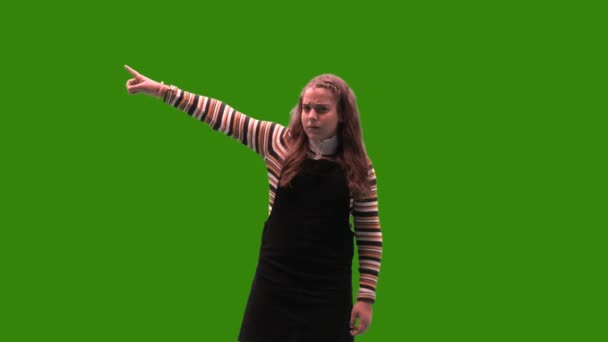 Model Nastolatka Zielonym Ekranie Wskazując Lewą Stronę Góry Aby Czegoś — Wideo stockowe