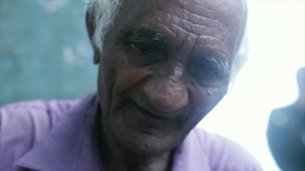 Hacıların Terliklerini Tamir Eden Bir Ayakkabı Tamircisi Sabah Stok Çekimlerinde — Stok video