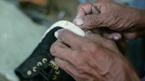 Ένας Τσαγκάρης Επισκευή Παντόφλες Των Προσκυνητών Από Την Άκρη Του — Αρχείο Βίντεο