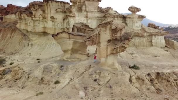 Homme Marchant Derrière Des Formations Rocheuses Bolnuevo Murcia — Video