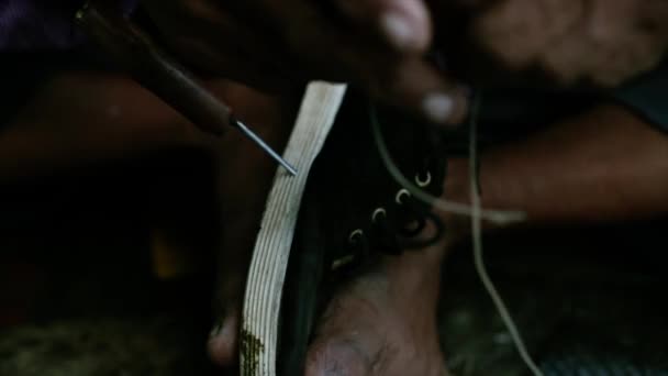 Zapatero Reparando Zapatillas Peregrinos Junto Carretera Colección Imágenes Mañana — Vídeos de Stock