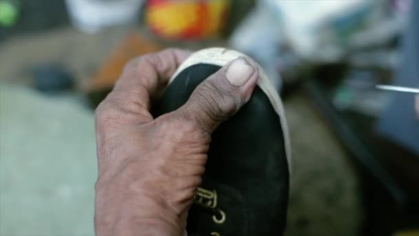 Zapatero Reparando Zapatillas Peregrinos Junto Carretera Colección Imágenes Matutinas — Vídeo de stock