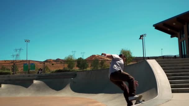 Skilful Skateboarder Riding Skateboard szélén Skate Park, széles lassú mozgás