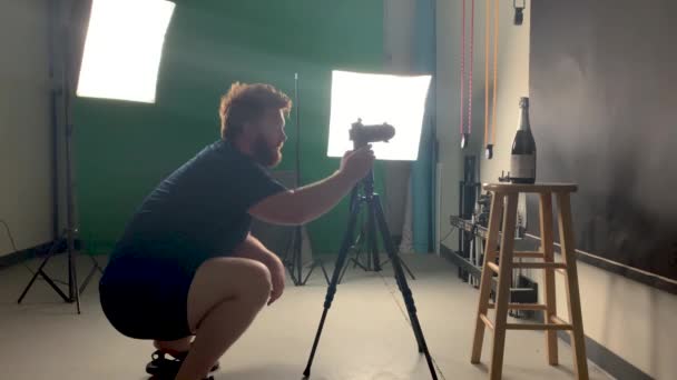 Φωτογράφος Στο Studio Σκύβοντας Πίσω Από Την Κάμερα Στατικός Τρίποδας — Αρχείο Βίντεο