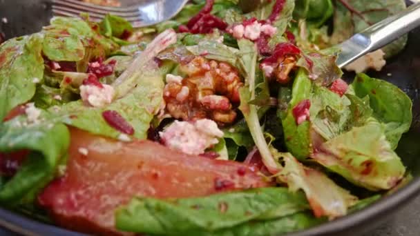 Açık Hava Restoranında Besleyici Öğle Yemeği Yiyen Genç Sarışın Bir — Stok video