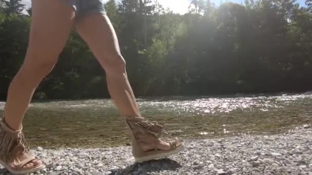 Αργή Κίνηση Γυναίκα Περπάτημα Παρθένα Καθαρή Όχθη Του Ποταμού Παπούτσια — Αρχείο Βίντεο