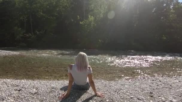 Lento Movimento Para Frente Dolly Mulher Movimento Sentado Margem Rio — Vídeo de Stock