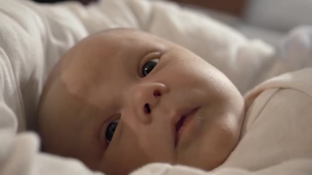 Entzückend Schöner Neugeborener Junge Der Kinderbett Liegt Unschuldig Neugierig Gesicht — Stockvideo