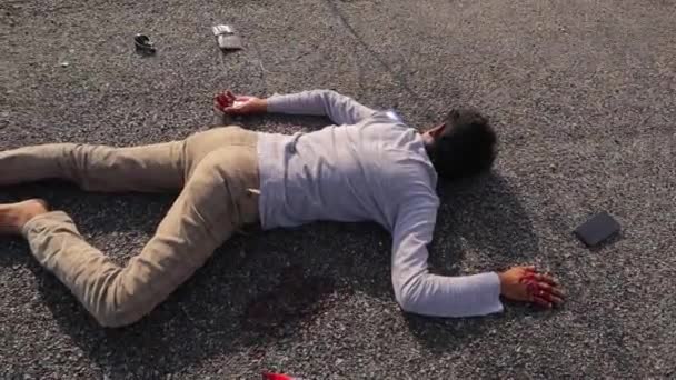 Conceito Cena Crime Estabelecendo Tiro Cadáver Deitado Estrada Dia Ensolarado — Vídeo de Stock