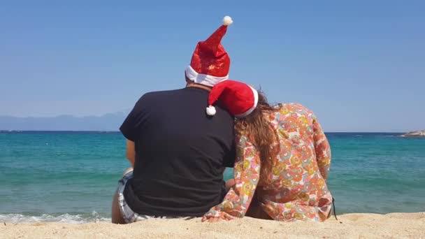 Kerst Nieuwjaar Vieren Tropisch Strand Koppel Kerstman Hoed Zittend Zand — Stockvideo