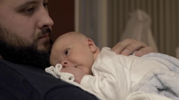 Μπαμπάς Πλαγιάζει Άνετα Τον Νεογέννητο Γιο Του Δένεται Στοργή — Αρχείο Βίντεο
