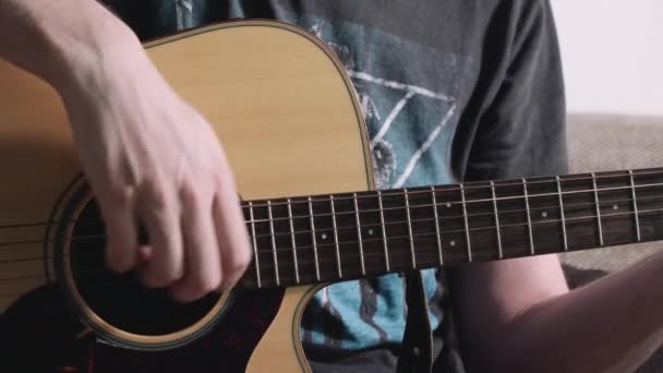 Молодой Человек Играет Гитаре — стоковое видео