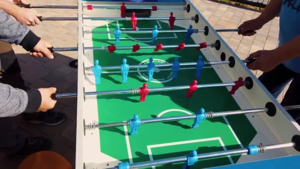 Φίλοι Παίζουν Επιτραπέζιο Ποδόσφαιρο Έξω Μια Ηλιόλουστη Μέρα — Αρχείο Βίντεο