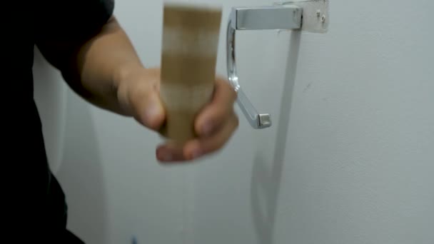 Geen Papier Man Beseffen Dat Geen Papier Toiletpapier Leeg Roll — Stockvideo