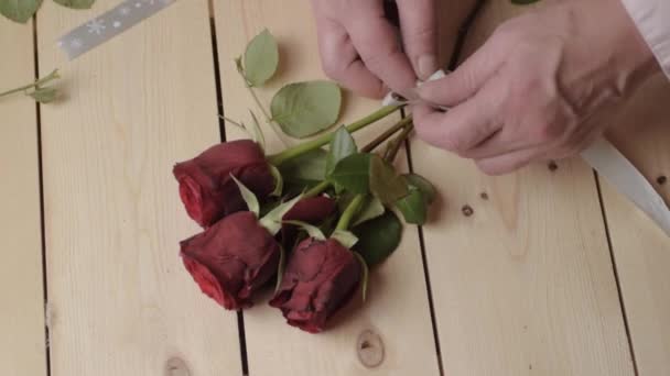 Руки Зав Язують Стрічковим Бантом Круглий Букет Червоних Троянд — стокове відео