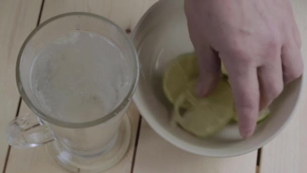Deixando Cair Fatias Limão Vidro Água Gaseificada — Vídeo de Stock