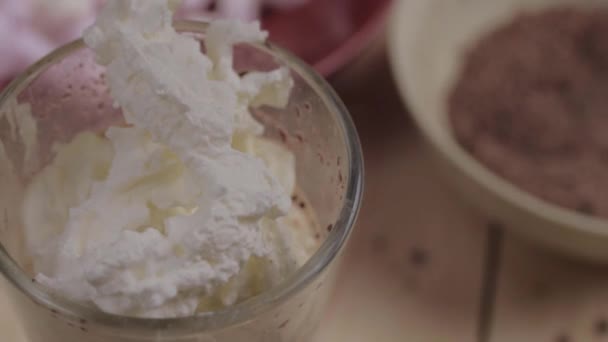 Saupoudrer Chocolat Sur Une Boisson Chaude Avec Crème Fouettée — Video