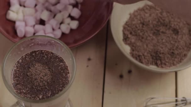 Marshmallow Spruzzanti Sulla Bevanda Alla Cioccolata Calda — Video Stock