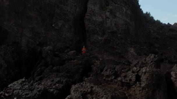 Drohnenschuss Von Wellen Die Auf Die Felsige Küste Von Tanjung — Stockvideo