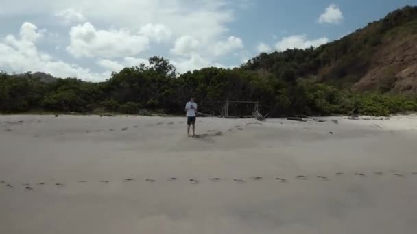 Drone Para Trás Disparado Acima Costa Mawi Beach Lombok Indonésia — Vídeo de Stock