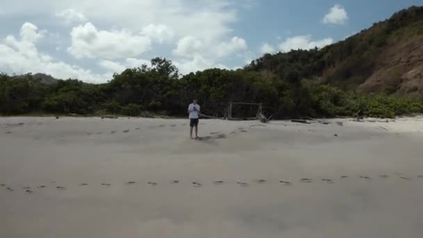 Backward Drönare Skott Ovanför Mawi Beach Strandlinje Lombok Indonesien — Stockvideo