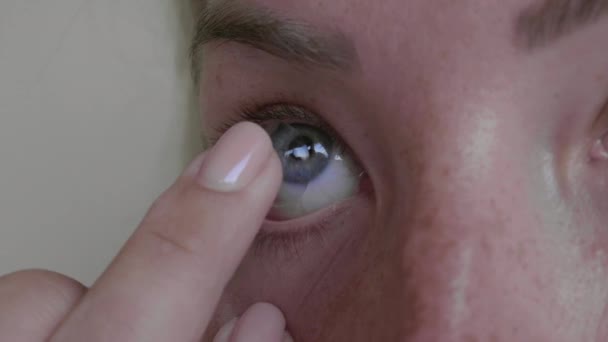 Jonge Blanke Vrouw Met Contactlens Haar Rechteroog Close — Stockvideo