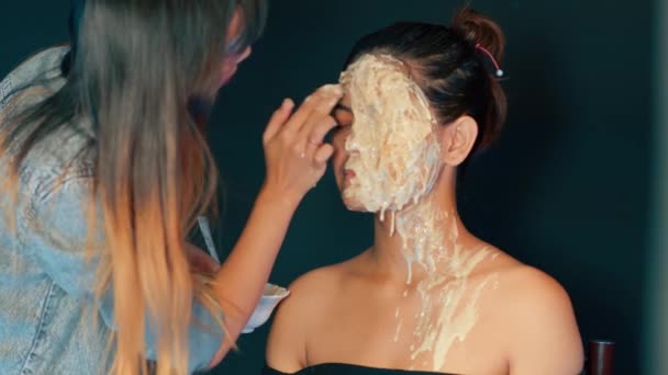 Creepy Wax Prostehtic Maquillage Sur Visage Des Filles Dans Studio — Video