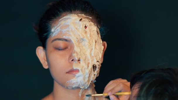 Make Umělec Barvy Masky Tvář Dívky Jizvami Ranami Statické Close — Stock video