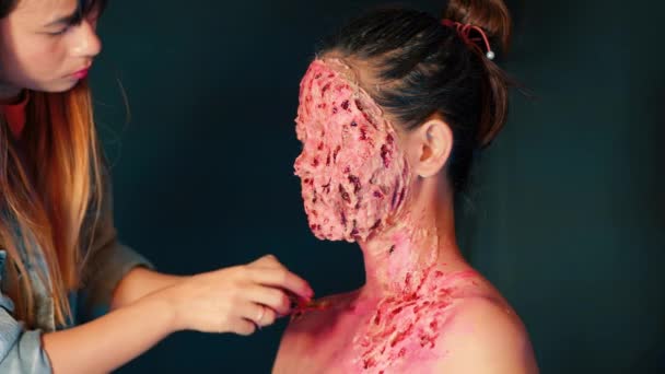 Maquiagem Artista Pinta Rosto Menina Com Sangue Falsificado Close Side — Vídeo de Stock