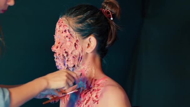 Horror Chica Halloween Durante Preparación Sangrienta Maquillaje Artist Close Hasta — Vídeos de Stock