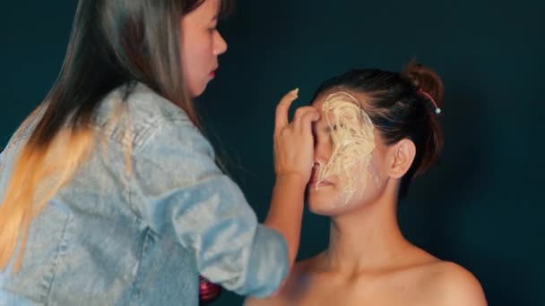 얼굴에 무서운 마스크를 만드는 아티스트만들기 할로윈 클로즈업 — 비디오