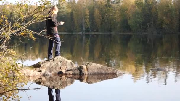Family Children Throwing Bread Lake Feed Ducks — Stock Video