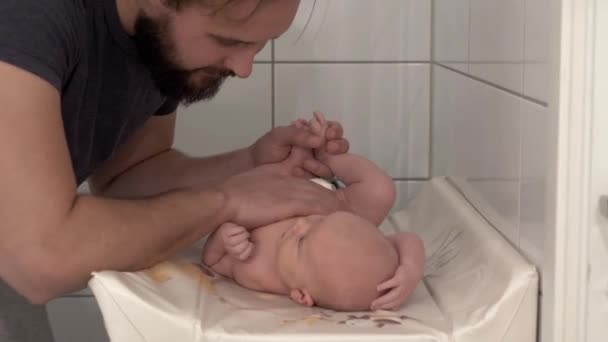 Apa Kötődik Újszülött Kisfiához Pelenkázó Asztalon Hogy Felöltözzön — Stock videók