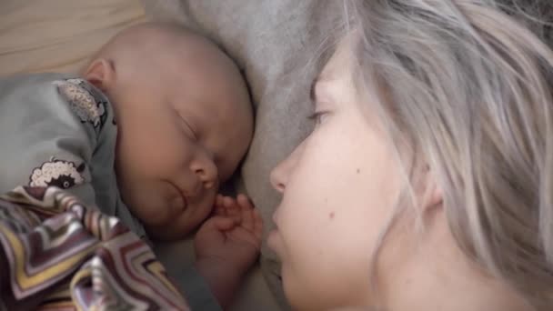 Gros Plan Mère Regarder Adorable Nouveau Garçon Couché Sur Lit — Video