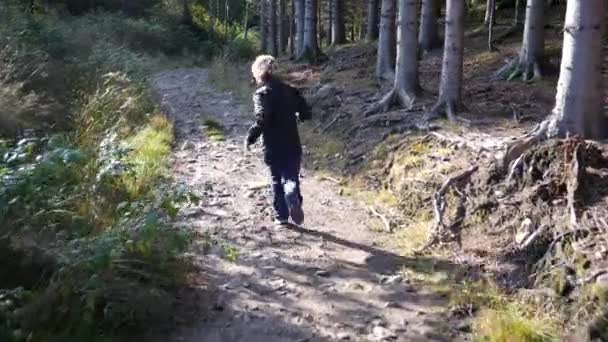 Menina Correndo Longo Uma Trilha Floresta Talvez Sendo Perseguido — Vídeo de Stock