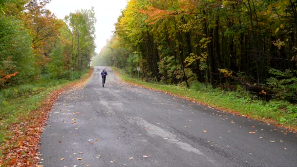 Homme Courant Sur Une Petite Route Entourée Feuilles Érable Automne — Video