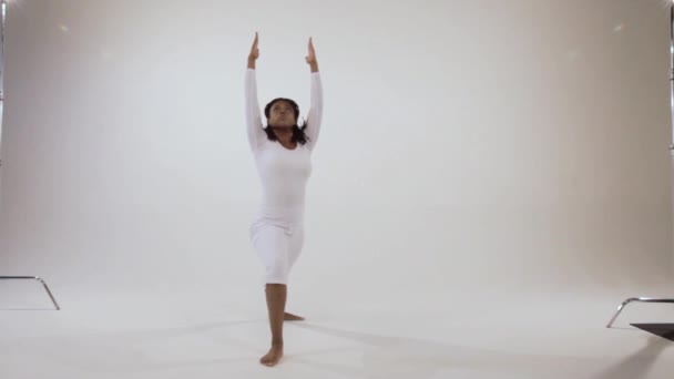 Yogini Noir Passant Par Yoga Guerrier Asanas Puis Terminant Par — Video