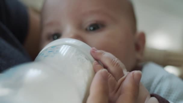 Закройте Руки Ребенка Держа Бутылку Детским Питанием Время Кормления Крупный — стоковое видео