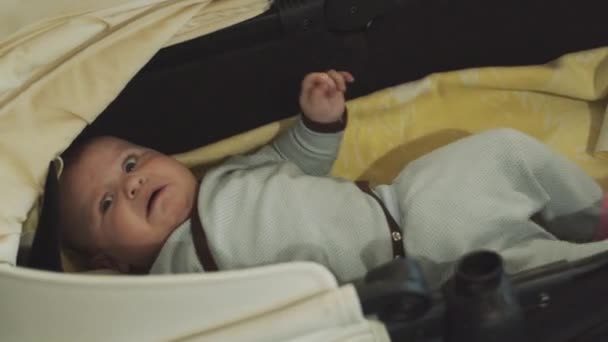 Een Vier Maanden Oude Baby Huilt Kinderwagen Middelmatig Schot — Stockvideo