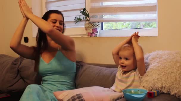 Мати Танцює Своєю Маленькою Донькою Дивані — стокове відео