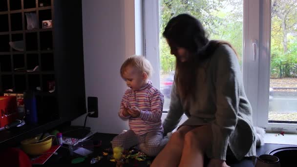 Mère Jouant Avec Petite Fille — Video