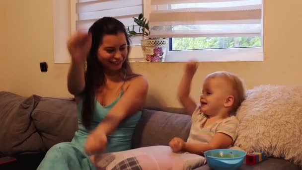 Madre Che Balla Con Sua Figlia Sul Divano — Video Stock