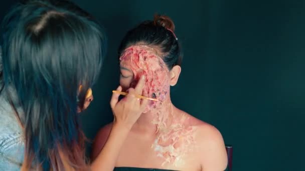 Make Artista Com Pincel Transforma Menina Palhaço Horror Close — Vídeo de Stock