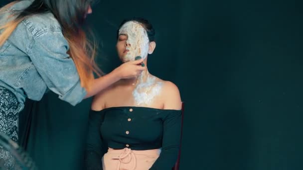 Maquiagem Artista Faz Prótese Cera Compõem Rosto Woman Steady Tiro — Vídeo de Stock