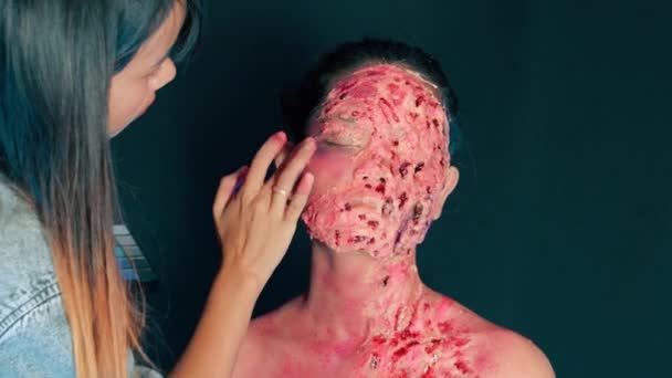 Közelről Véres Ijesztő Smink Maszk Női Arcon — Stock videók