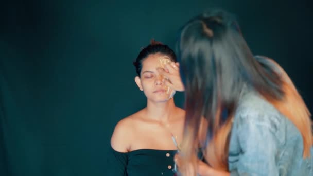 Maquilleuse Faisant Maquillage Cire Prothétique Face Une Fille Plan Moyen — Video