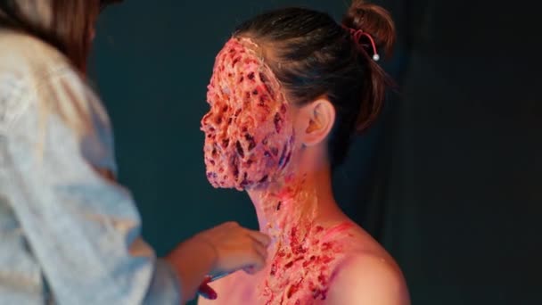 Maquillaje Artista Pintura Actor Chica Para Horror Film Close — Vídeo de stock