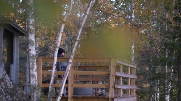 Jonge Wandelaar Jongen Rustplaats Camping Genieten Van Herfst Uitzicht — Stockvideo