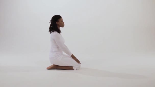 Eine Schwarze Yogini Bewegt Sich Friedlich Vajrasana Oder Thunderbolt Pose — Stockvideo